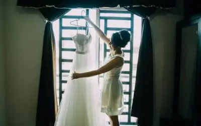 Home 3 How to Hang a Wedding Dress for Photos?